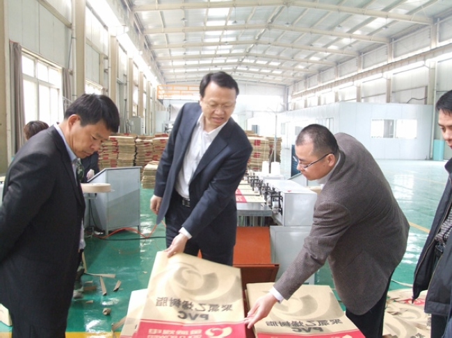 鲁泰煤业公司总经理李合军一行到人和经贸公司考察新上纸塑制袋项目