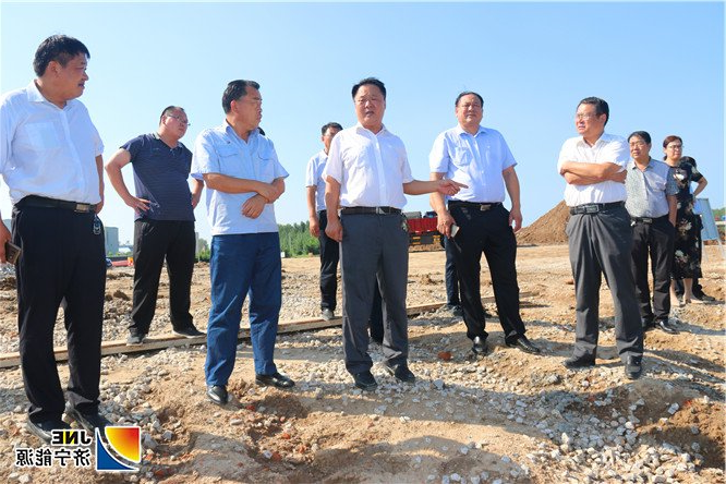新2018年9月1日，梁山县委常委、县委办公室主任李士兵率队到济矿物流进行济宁市重点项目现场观摩点调研指导（路英杰）_副本.jpg