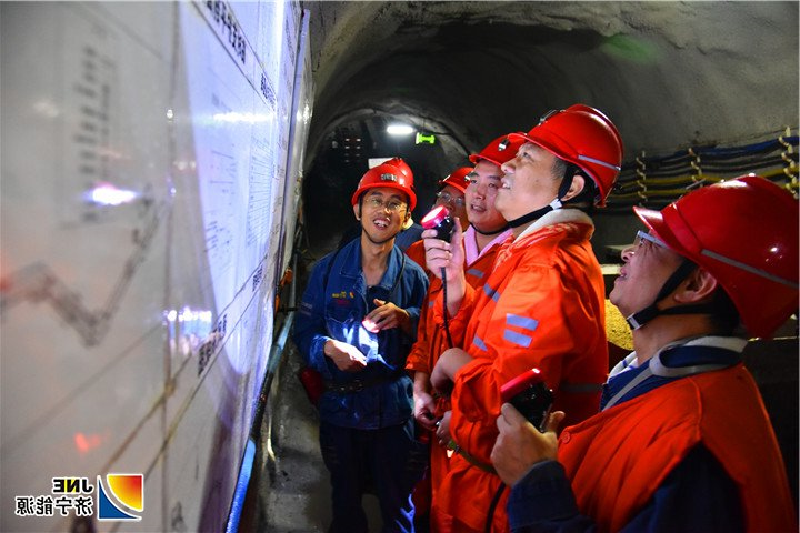 1540778746115678.jpg 2018年10月24日,集团公司党委副书记、总经理张广宇到金源煤矿视察(徐帅).jpg