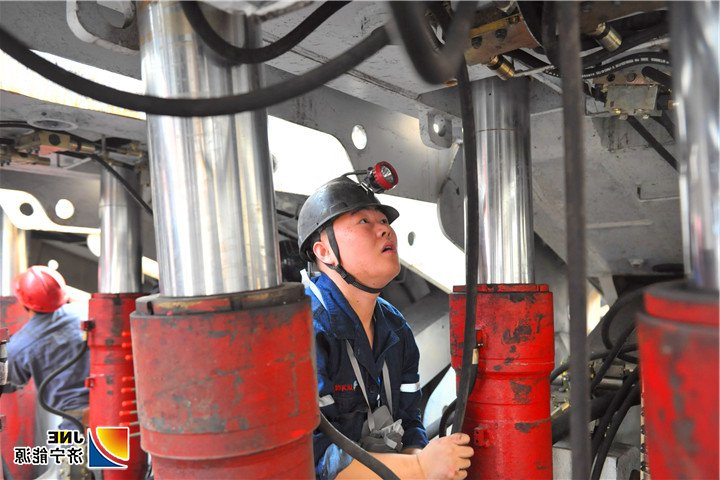 2019年4月8日，运河煤矿职工胡灿宾喜获济宁市“五一”劳动奖章(陶文军 张弘）.jpg