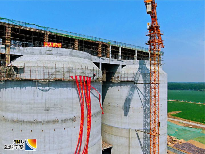 2019年4月20日，济矿物流两座万吨筒仓顺利完成46米层封顶（杨鲁宁）.jpg