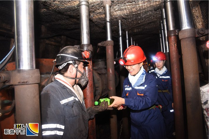 金桥煤矿：2019年6月15日，金桥煤矿女工、矿上下井看矿山新变化（王海峰 摄）.jpg