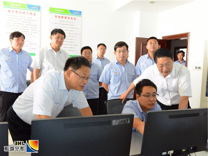 1565571342434362.jpg 2019年8月8日,山东煤矿安全监察局副局长杨成超到安居煤矿调研指导--指导冲击地压监测工作(陈晨摄).jpg