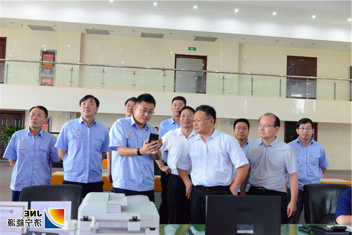 1565577413259911.jpg 2019年8月8日,山东煤矿安全监察局副局长杨成超到安居煤矿调研指导--观摩智慧化矿山建设各系统效果演示(陈晨摄).jpg