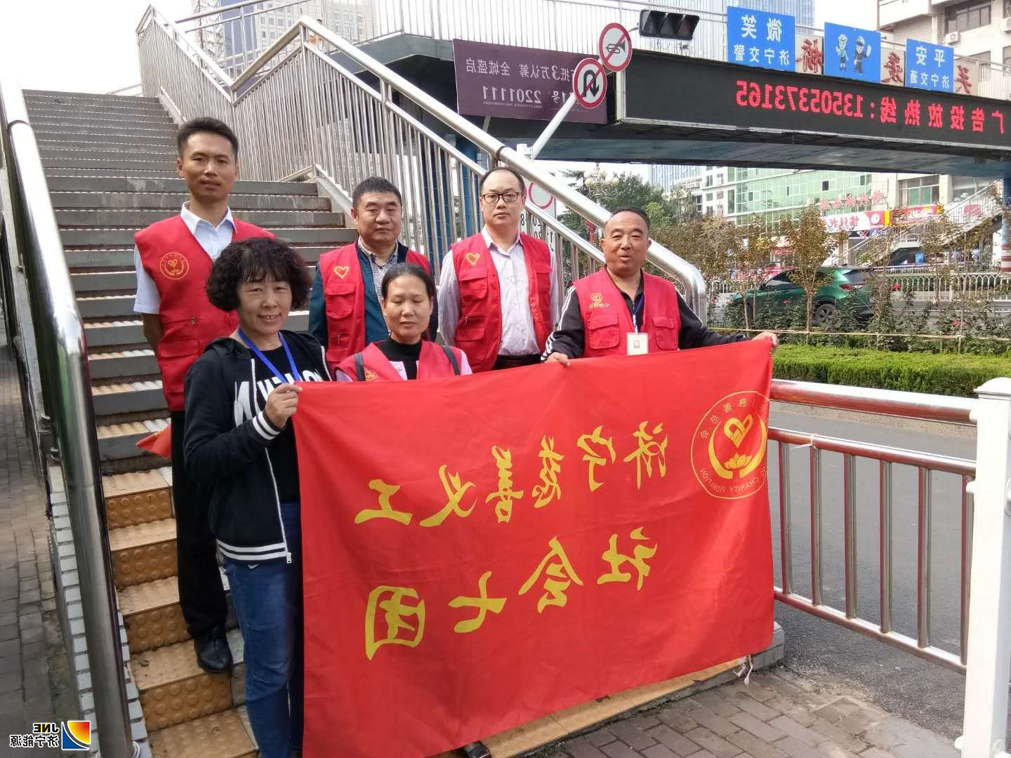 1569819259342102.jpg 义桥煤矿运转工区党支部书记景西照参加义工活动2.jpg