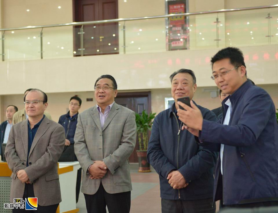 1571709609117881.jpg 2019年10月16日,市管企业安全生产现场经验交流会在安居煤矿召开(陈晨摄)--观摩智慧化矿山系统演示效果.JPG