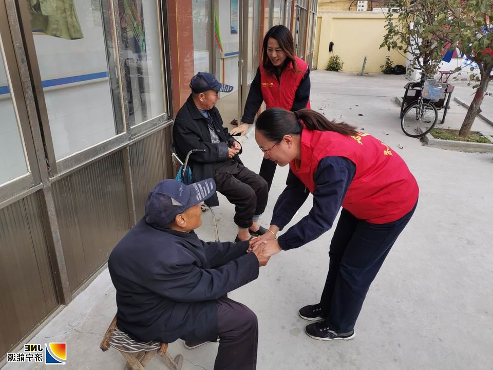 金桥煤矿运输工区党支部组织党员赴金乡街道敬老院为老人们送去关爱和温暖（马慧珍 摄）.jpg