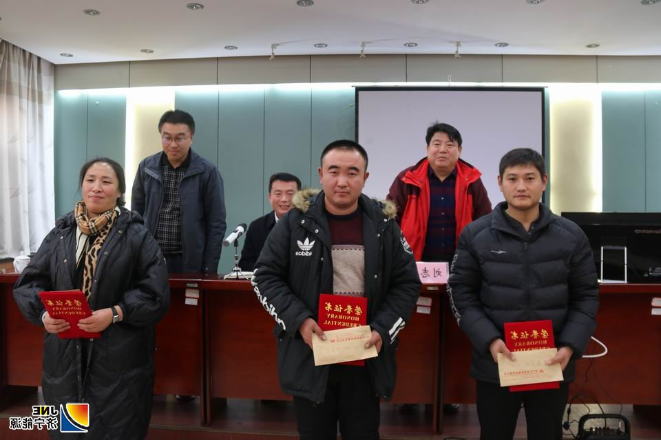 2018-12-10济矿物流公司重奖“粉尘防治攻坚战”先进班组（孙继业 摄影）.JPG