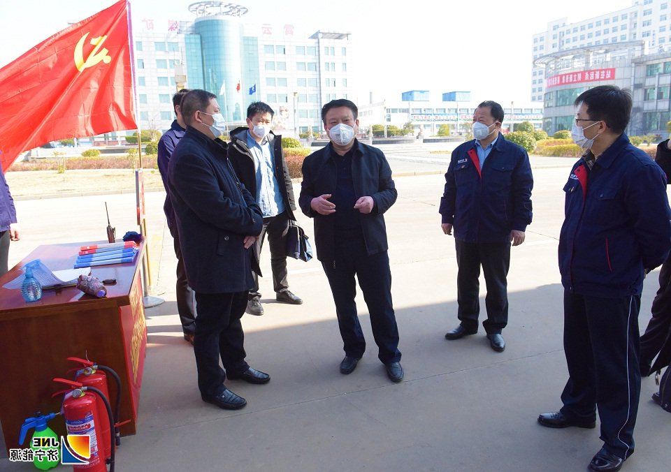 1581660848534865.jpg 2020年2月13日,市能源局副局长贺庆亮率领督导组到霄云煤矿检查疫情防控和安全生产工作(摄影:谭福建).jpg