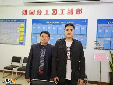 荣誉牌上的矿山父子