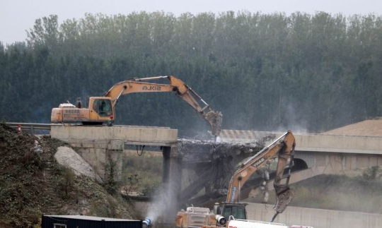 喜讯丨济矿物流后码头桥今日正式拆除