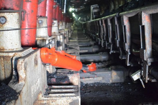 金桥煤矿“千斤顶控溜法”巧控刮板输送机上窜下滑