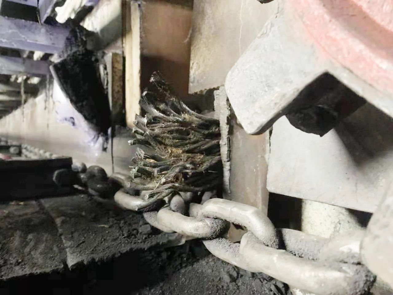 朱家峁煤矿：刮板输送机清扫器 一招解决矸石卡链.jpg