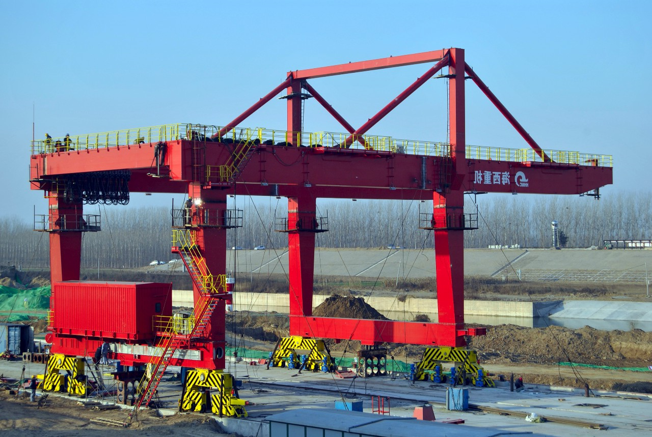 济矿物流集装箱码头岸边门式起重机正在安装.jpg