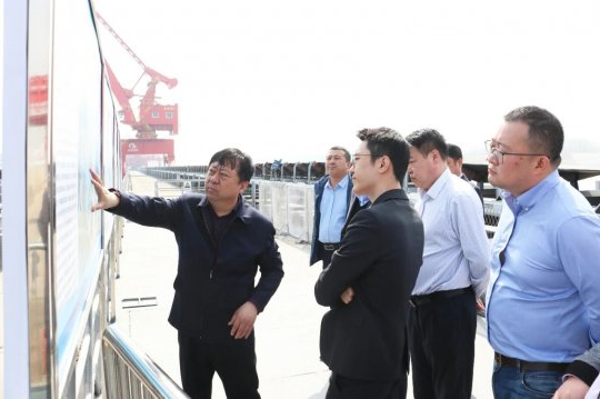 闵维陪同世德集团总经理李至格一行到梁山港、跃进港参观调研