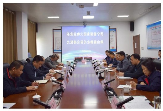 郭锦华参加运河煤矿梁山港物业托管签约仪式