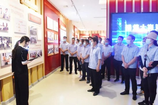 霄云煤矿到兖州区纪委廉政教育基地接受警示教育