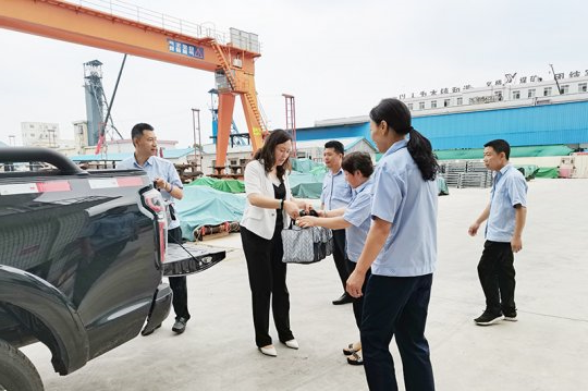 物资公司开展“夏送清凉”防暑降温慰问活动