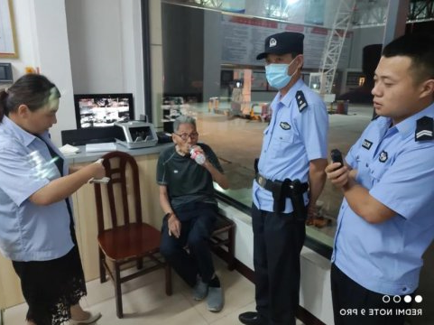 暖心丨八旬老人深夜街头迷路 新世纪加油站职工倾情相助帮其找家人