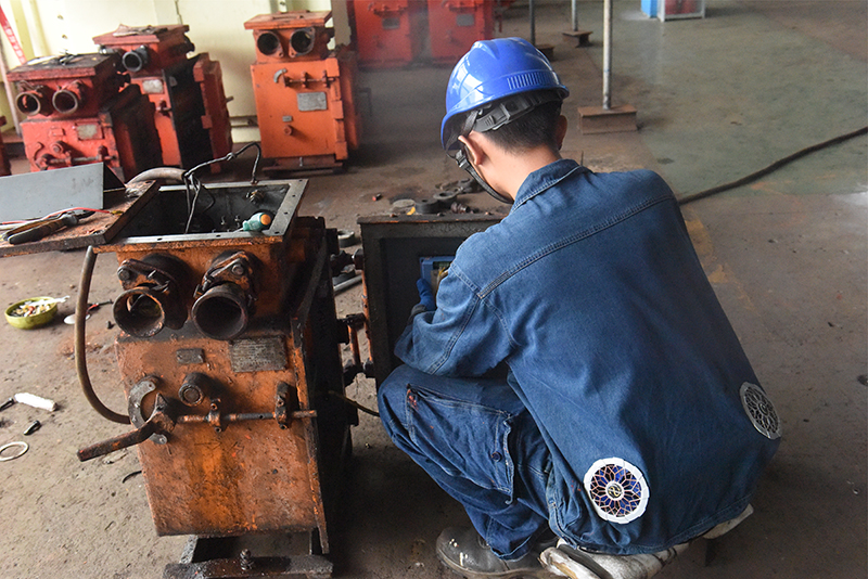 职工穿上“空调服” (1).jpg