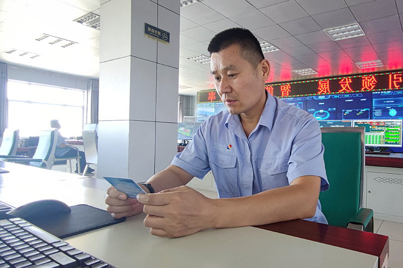 2021年9月6日朱家峁煤矿小卡片发挥安全大作用（张鑫摄） (1).jpg