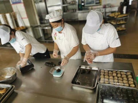 安居煤矿：自制月饼迎佳节