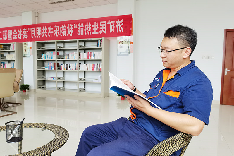 我为职工办实事丨民生热能职工书屋改造升级受青睐  (2).jpg