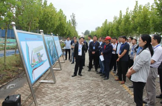 市重点项目挂图作战评审团到龙拱港进行现场观摩