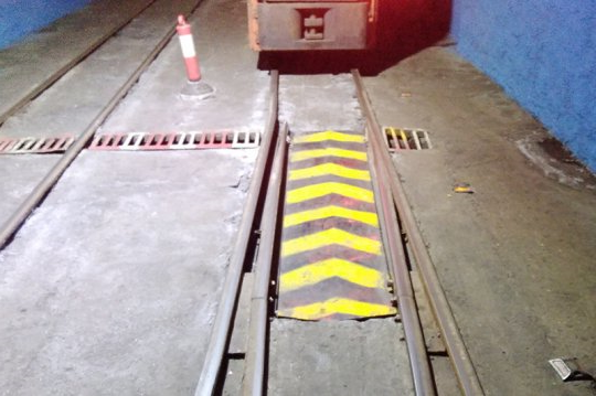 学标准·对标准·落实标准丨霄云煤矿道岔警示护板提升标准保安全