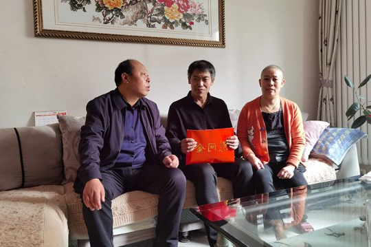 义桥煤矿心系困难职工  “爱心捐款”暖人心