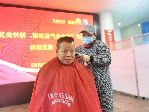 花园煤矿开展“安全生产促和谐，容光焕发龙抬头”理发活动