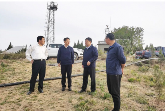 王崇景带队到微山县两城镇对接绿化荒山工作