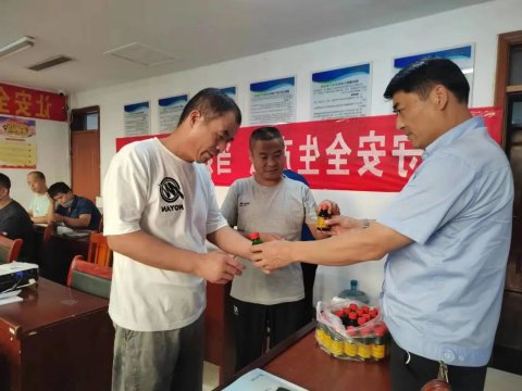 鲲鹏公司丨为霄云项目部职工发放防暑药品