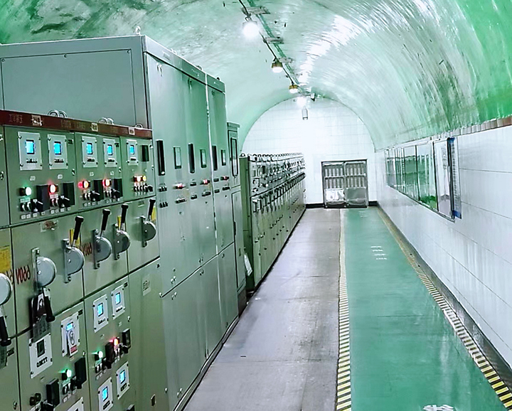 1674005816671209.jpg 在-335水平大巷变电所,放眼望去,一幅干净整洁的画面映入眼帘:擦拭一新的巷道墙壁瓷砖洁白无瑕,间隔有序的照明灯将整条巷道照耀得通明如昼。图为变电所现状。.jpg