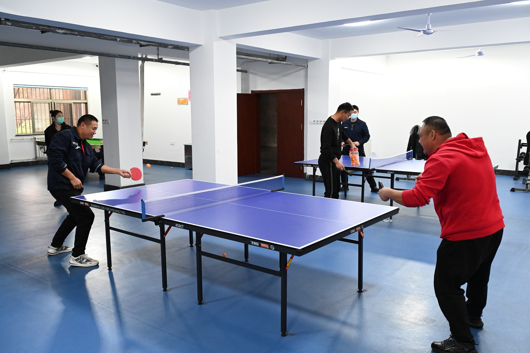 图为：职工在健身活动室里进行乒乓球比赛.jpg
