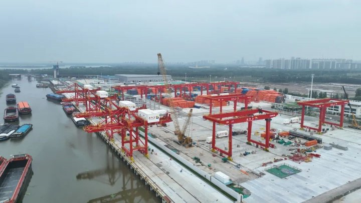 关键节点突破！龙拱港5台设备主体结构吊装完成