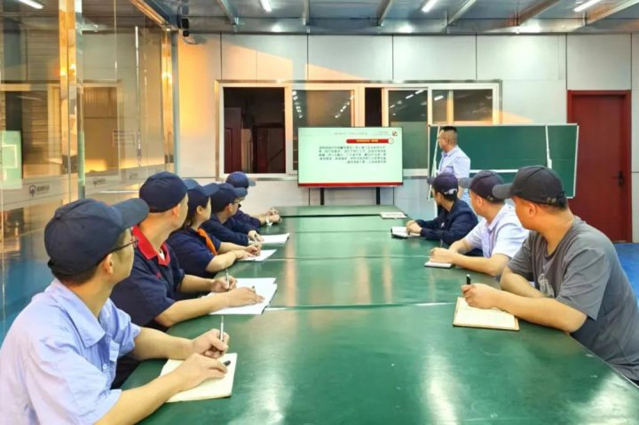 济宁能源组织基层干部讲廉政党课活动