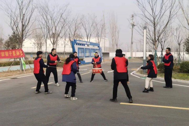 加强团队协作，龙拱港开展干部素质提升拓展训练