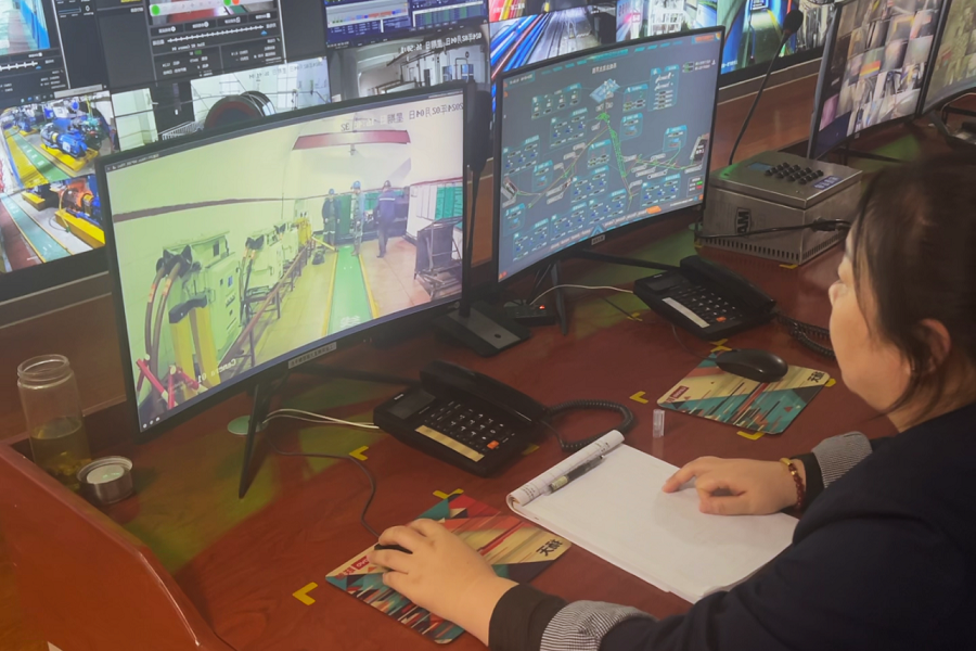 为确保作业人员在生产现场能高效沟通， 义桥煤矿为井下作业人员配备了多功能防爆智能手机。图为井下使用防爆手机（拍摄：李超 地点：井下）.png