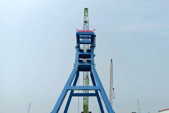 金桥煤矿安全技术改造项目副井永久井架组装起立完成