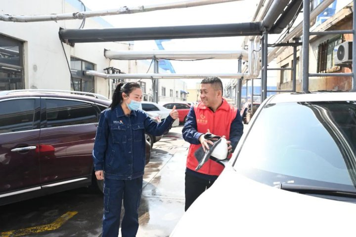 文明实践月丨金桥煤矿开展爱心洗车志愿服务活动