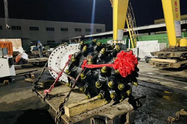 花园煤矿成功安装首套掘锚一体机