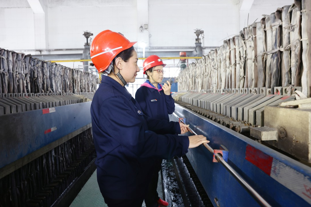 1735893854962276.jpg 洗煤厂的奋进青年。洗煤厂 周冰凌 摄影 (1)_副本.jpg