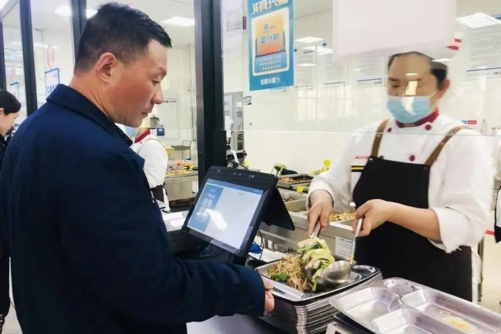 为职工办实事，霄云煤矿点滴关怀传温情