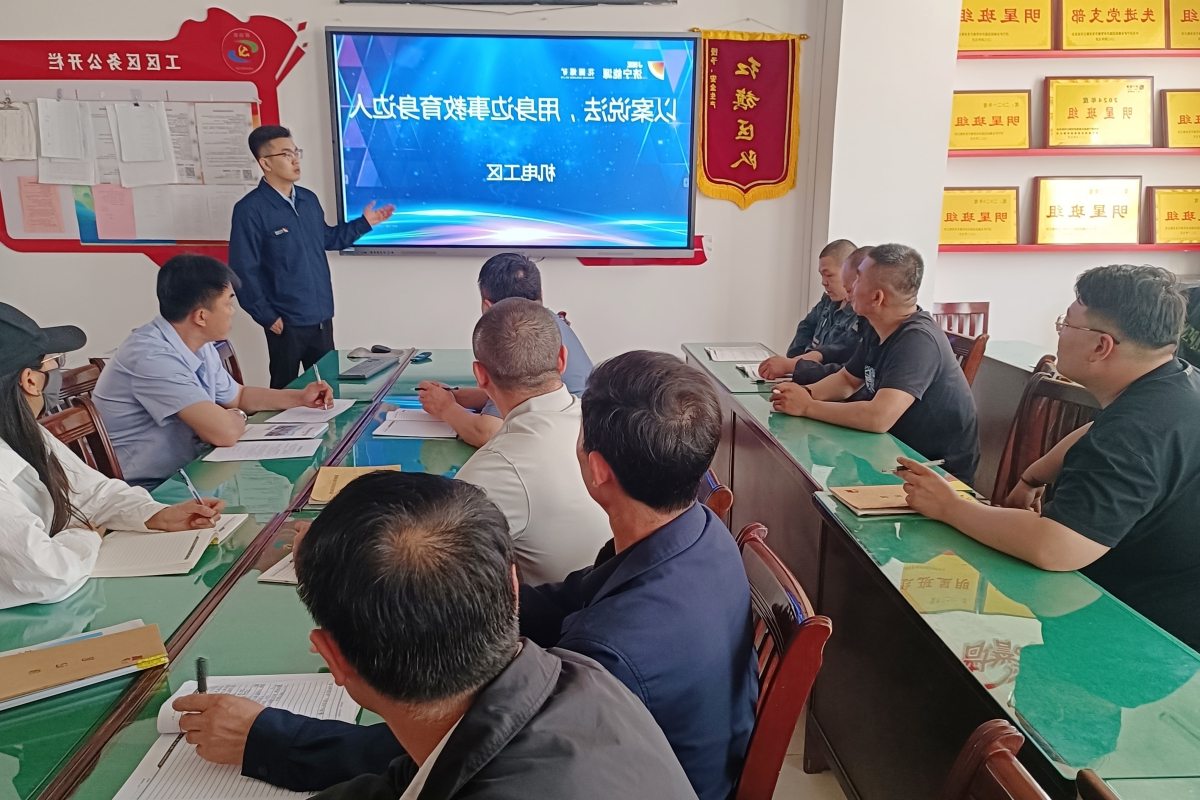 1745461716125015.jpg 身边事教育身边人_副本.jpg